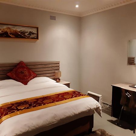 Driftwood Boutique Bed And Breakfast Lobatse Eksteriør bilde